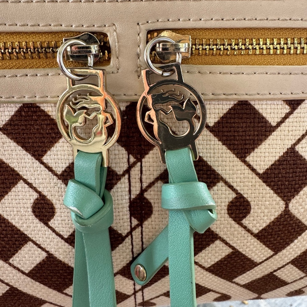 Spartina 449 Madison Zipper Hipster
Crossbody Bag - Picture 4 of 14